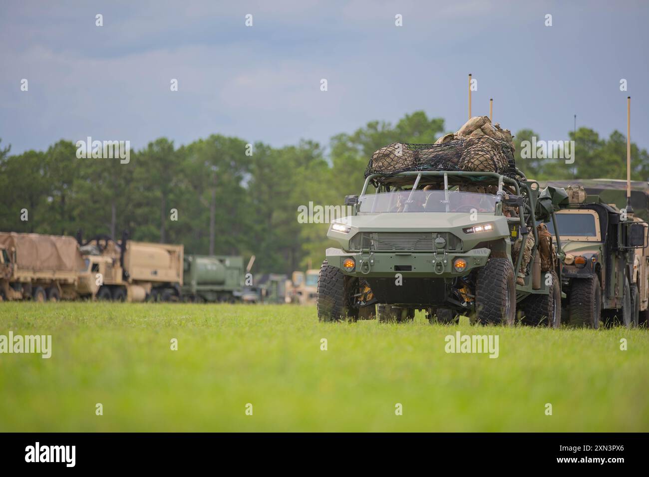 Fallschirmjäger, die dem 1. Bataillon, 508. Fallschirmjäger, 3. Brigade Combat Team, 82. Luftlandedivision zugewiesen sind, verlegen ihre Fahrzeuge in die Holland Drop Zone, um die Panther Avalanche auf Fort Liberty am 23. Juli 2024 vorzubereiten. Panther Avalanche ist eine Übung, die darauf abzielt, Fallschirmjäger der „Panther Brigade“ auszubilden und zu bewerten, während sie sich auf eine Rotation im Joint Readiness Training Center in Fort Johnson, Louisiana, vorbereiten, um die Einsatzbereitschaft der Brigade und der unterstützenden Einheit zu verbessern. (Foto der US-Armee von PFC. Aiden O’Marra) Stockfoto