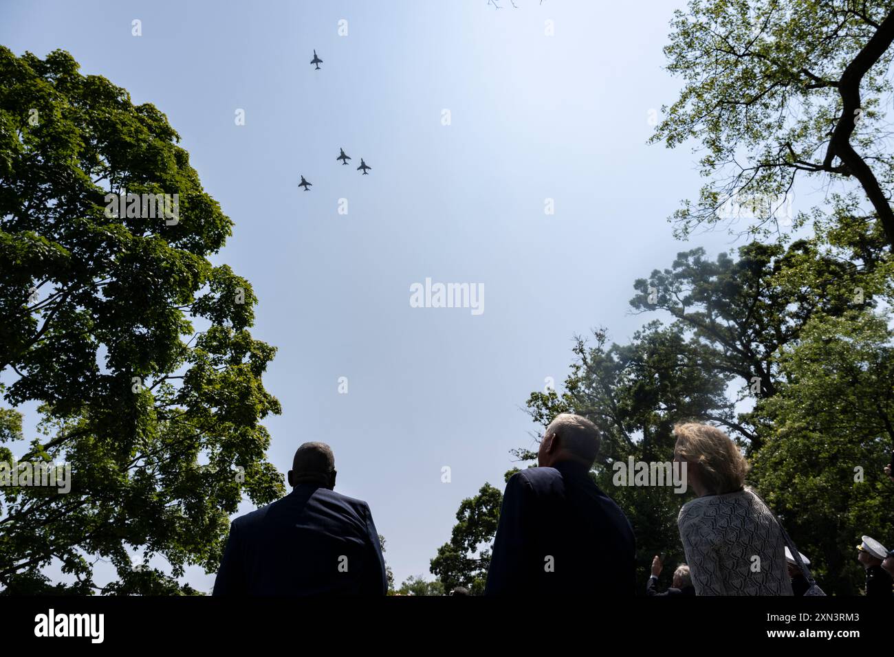 Ein Überflug findet während des Bestattungsdienstes am 29. Kommandant des Marine Corps, General Alfred Gray, Jr., in Sektion 35 des Arlington National Cemetery, Arlington, Virginia, am 29. Juli 2024 statt. Gray trat 1950 in das Marine Corps ein und diente als Funkbetreiber beim Amphibischen Aufklärungszug in Korea. Während seiner 41-jährigen Karriere war er acht Mal im Einsatz, unter anderem leitete er die ersten unabhängigen Bodenoperationen einer Marine-Einheit in Vietnam. Während dieser Einsätze leistete Gray Pionierarbeit bei modernen Methoden zur Erfassung von Signalnachrichten und war ein lebenslanger Verfechter solcher Techniken. Stockfoto