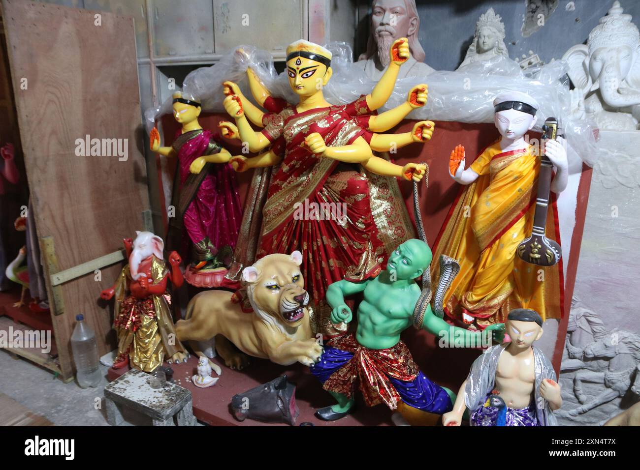 Kalkutta, Westbengalen, Indien. Juli 2024. Fiberglas-Idol der hinduistischen Göttin Durga, hergestellt vom berühmten Tonmodellierer Mintu PAL in einer Werkstatt, bevor es vor dem hinduistischen religiösen Festival Durga Puja in Kumartuli, dem Töpferdorf, nach Paris und in die Schweiz exportiert wird. (Kreditbild: © Dipa Chakraborty/Pacific Press via ZUMA Press Wire) NUR REDAKTIONELLE VERWENDUNG! Nicht für kommerzielle ZWECKE! Stockfoto