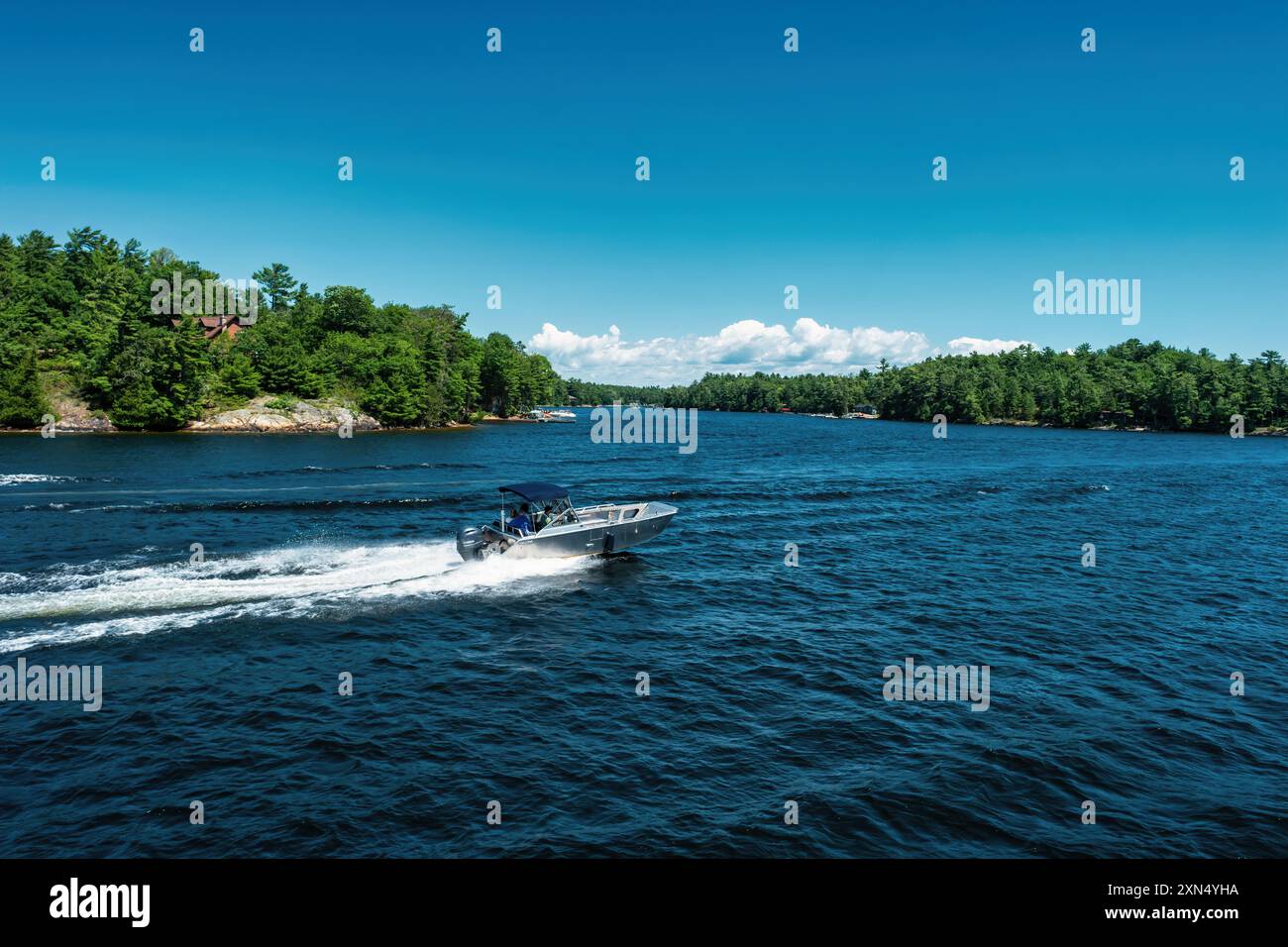 Motorboot im Georgian Bay Islands National Park, Thirty Thousand Islands, Ontario, Kanada. Stockfoto