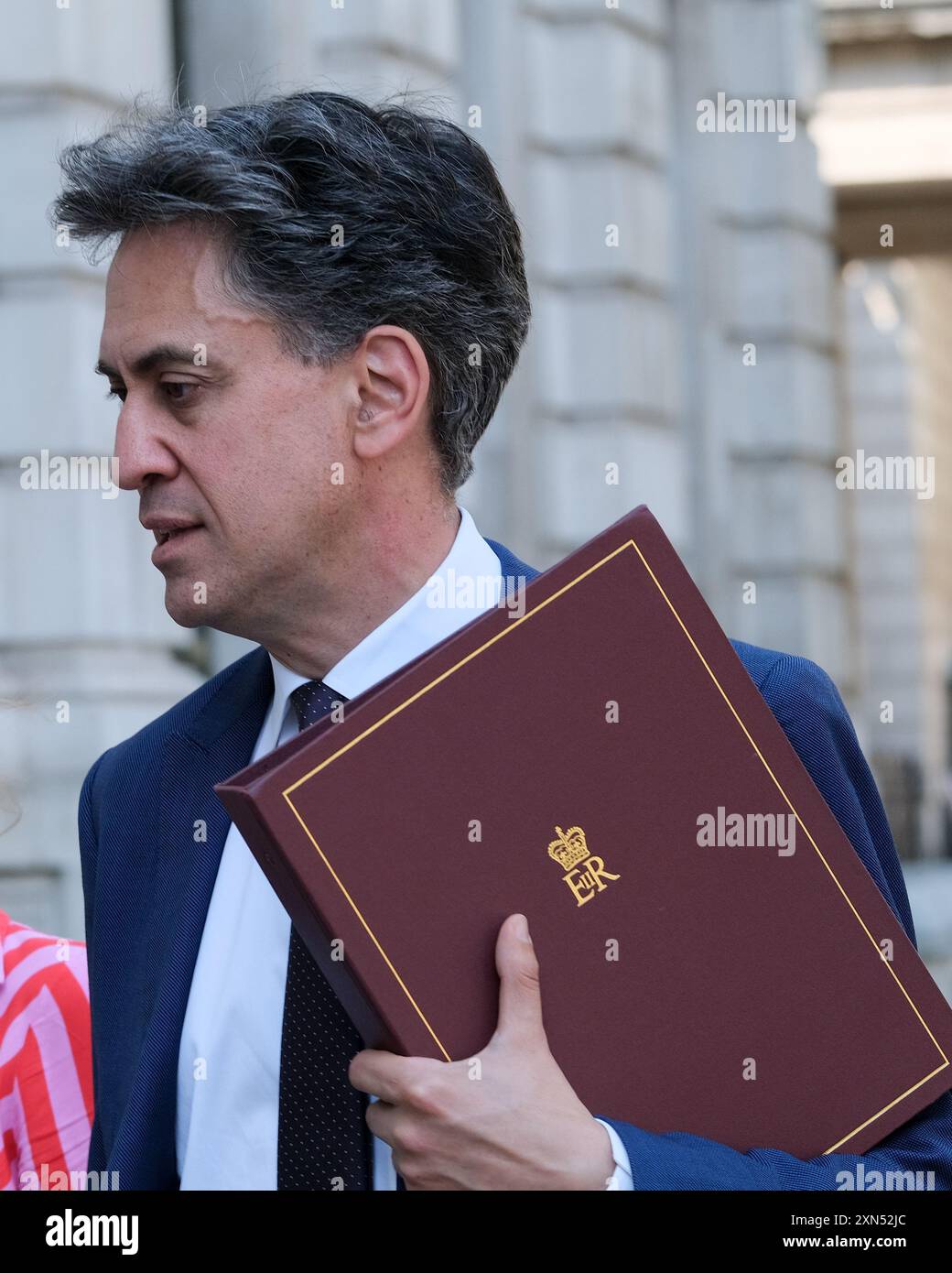 Ed Miliband, Abgeordneter von Doncaster North und Secretary of State for Energy Security and Net Zero, wird vor dem Kabinettsbüro gesehen. Stockfoto