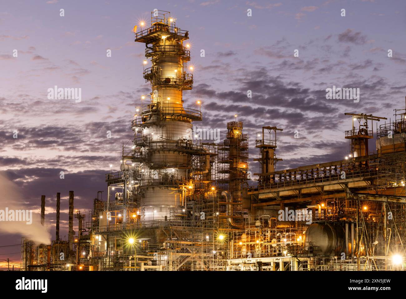 Kohlendioxid, ein Gas der globalen Erwärmung, entweicht aus einer industriellen Ölraffinerie in der South Bay von Los Angeles, Kalifornien, USA. Stockfoto