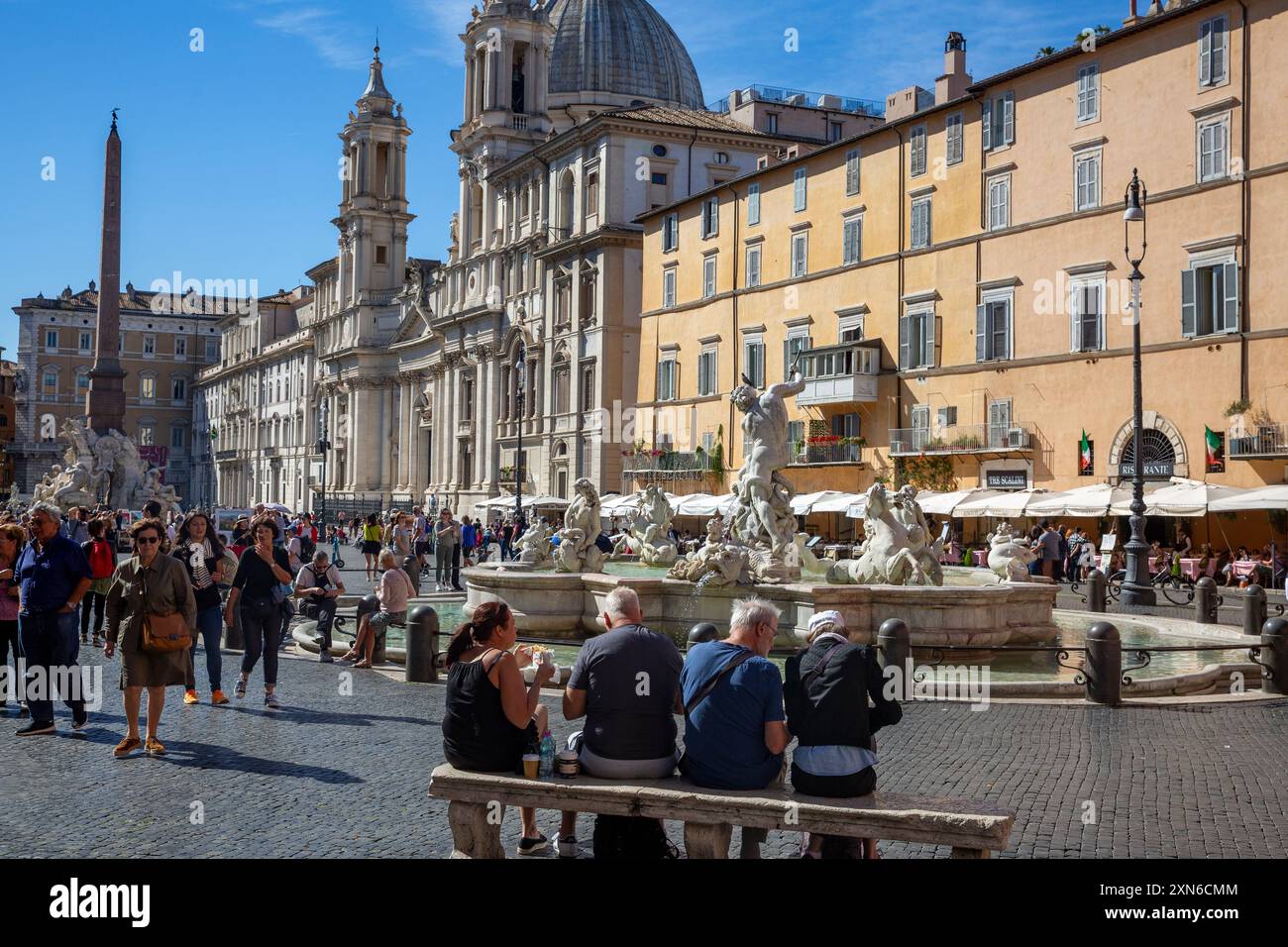 Piazza Navona im Stadtzentrum von Rom mit Neptun-Brunnen im öffentlichen Raum, Latium, Italien, Europa Stockfoto