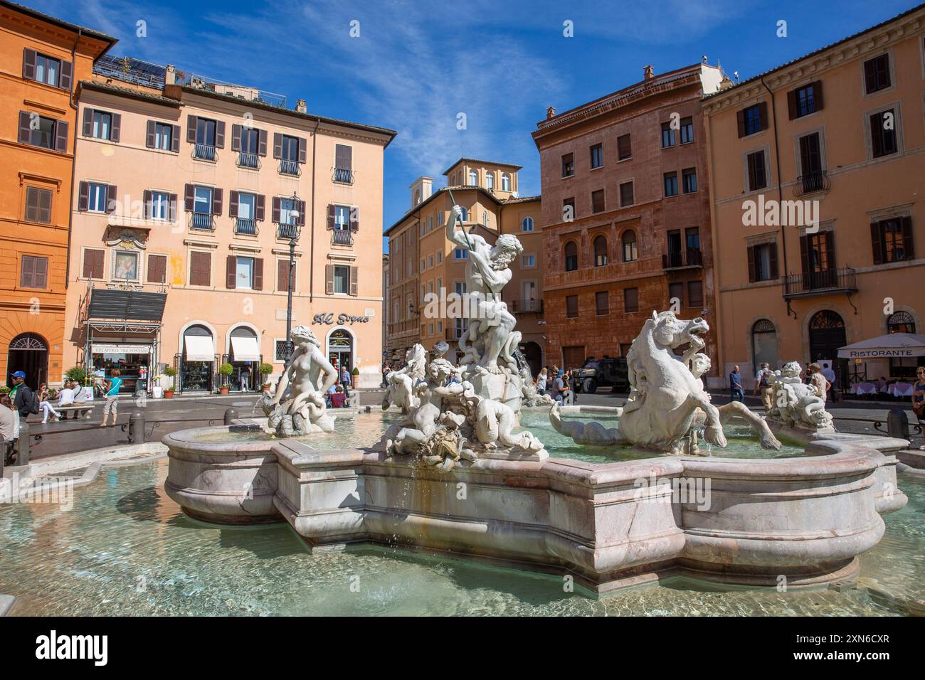 Piazza Navona im Stadtzentrum von Rom mit Neptun-Brunnen alias Fontana del Nettuno im öffentlichen Raum, Latium, Italien, Europa Stockfoto