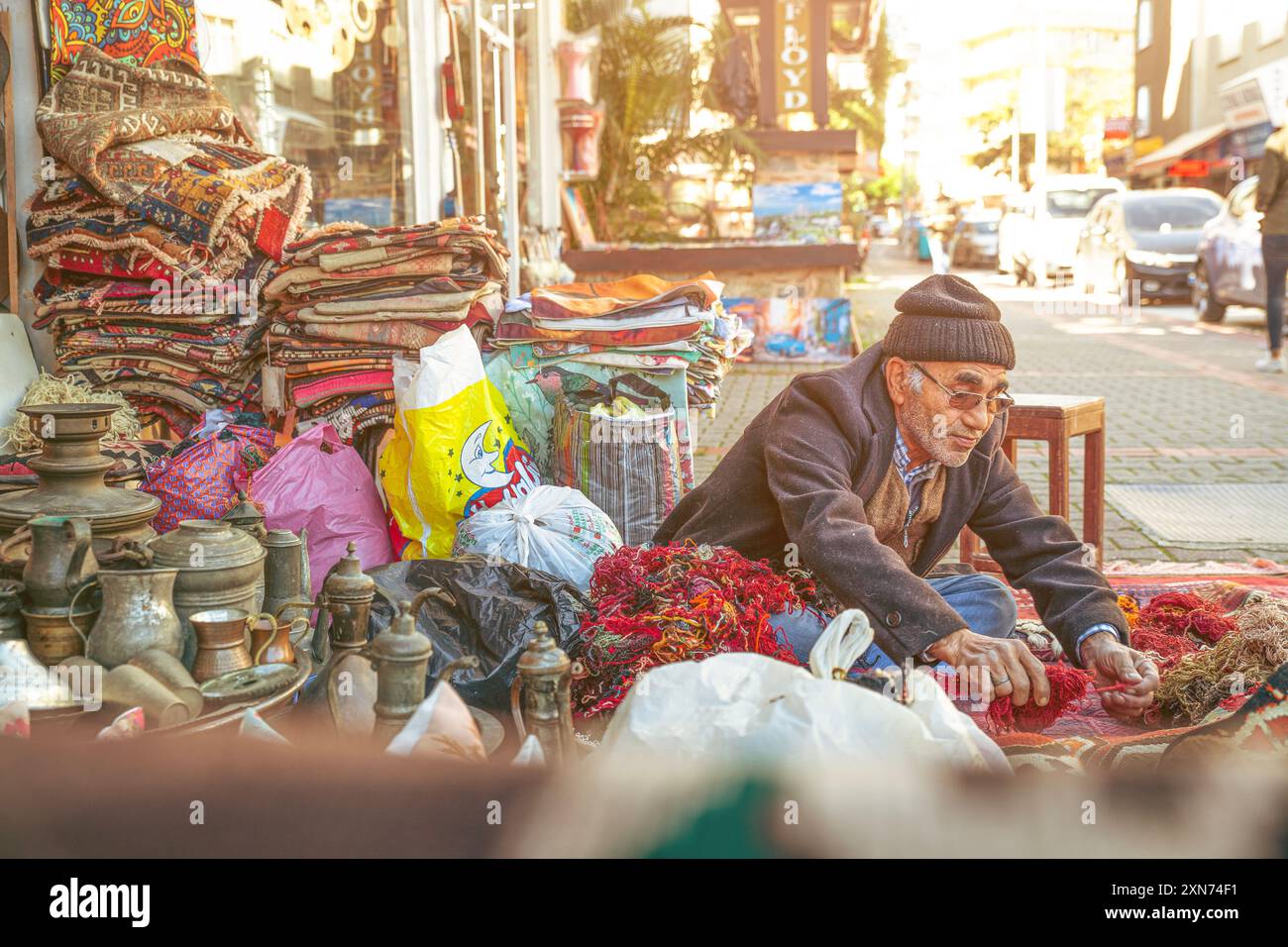 Alanya, Türkei, 18. Januar 2019: Antiquitätenhändler auf dem Straßenmarkt Stockfoto