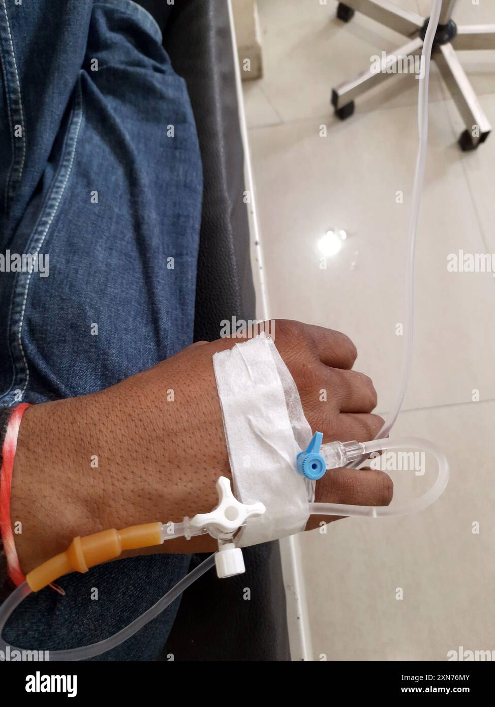 Männlicher Patient in Krankenhaustherapie, Venenkatheter in Armvene einführen Stockfoto