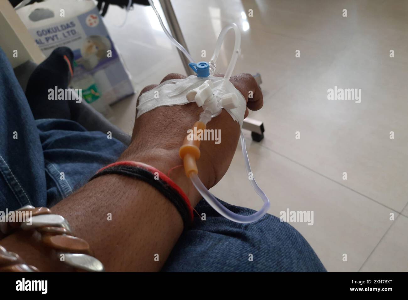 Männlicher Patient in Krankenhaustherapie, Venenkatheter in Armvene einführen Stockfoto