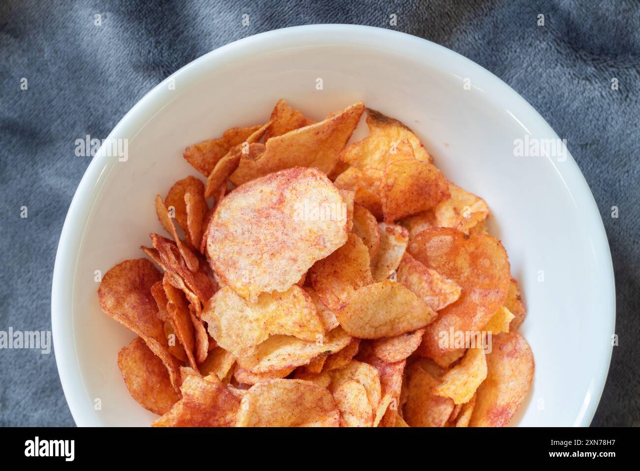 Eine Schüssel mit Kartoffelchips mit Ketchup-Geschmack, die in Kanada beliebt sind Stockfoto