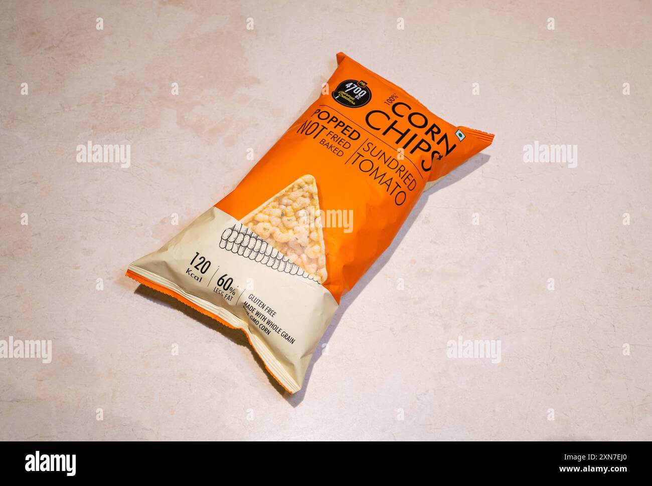 Ein Paket PVR 4700BC Corn Chips+ sonnengetrocknete Tomaten auf Marmorhintergrund. Stockfoto