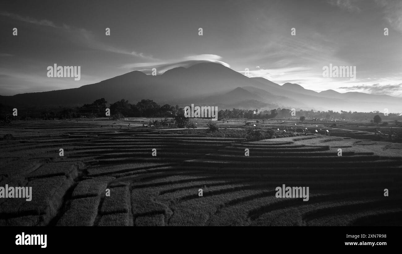 Wunderschöner Morgenblick von Indonesien auf Berge und tropischen Wald Stockfoto