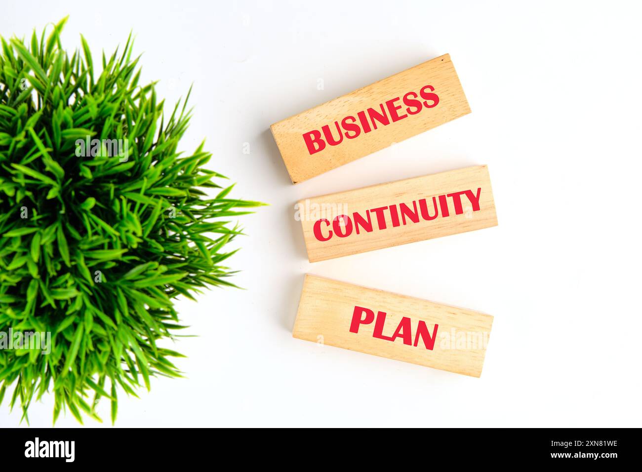 BCP Business Continuity Plan SCHRIEB einen Satz aus Holzblöcken auf weißem Hintergrund, Draufsicht Stockfoto