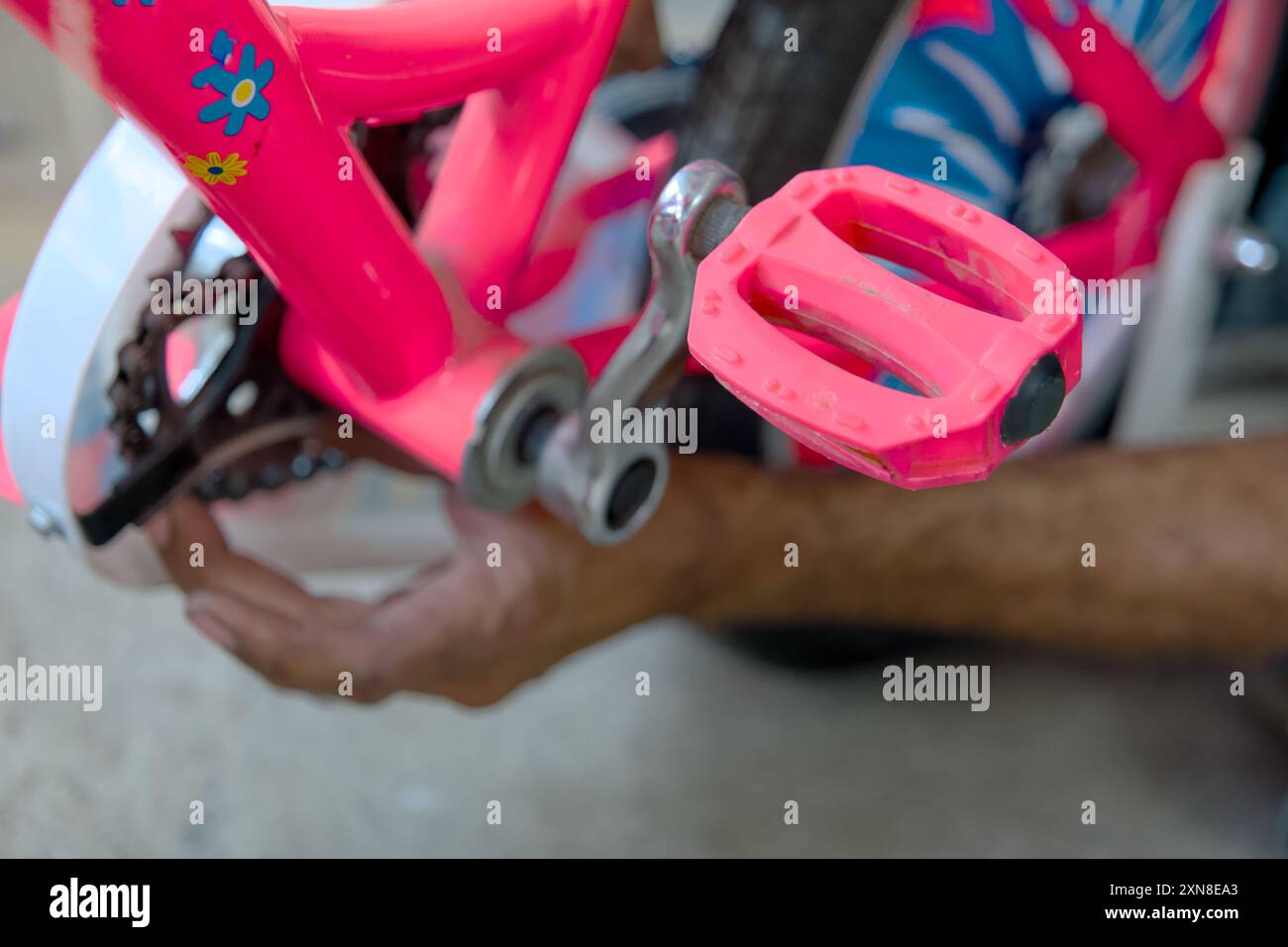 Ein Kinderfahrrad wird mit einem schnellen Trettest für die Sommerabenteuer vorbereitet. Stockfoto