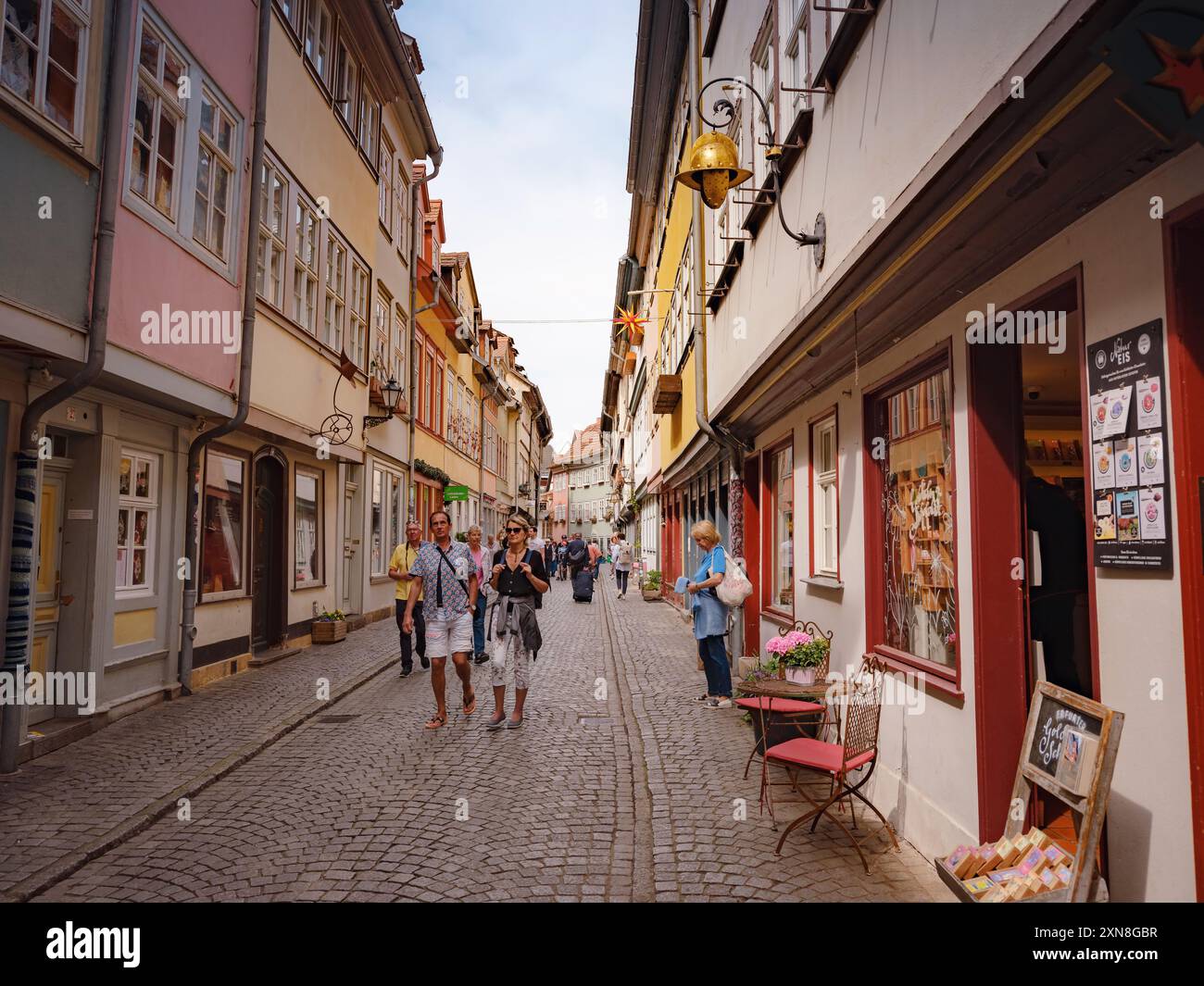 Erfurt, Deutschland - 21. Mai 2023: Gasse auf der Kaufmannbrücke, Kraemerbrücke in Erfurt. Sie wurde 1325 erbaut. Die einzige Brücke nördlich der Alpen, die komplett mit Häusern überbaut ist Stockfoto