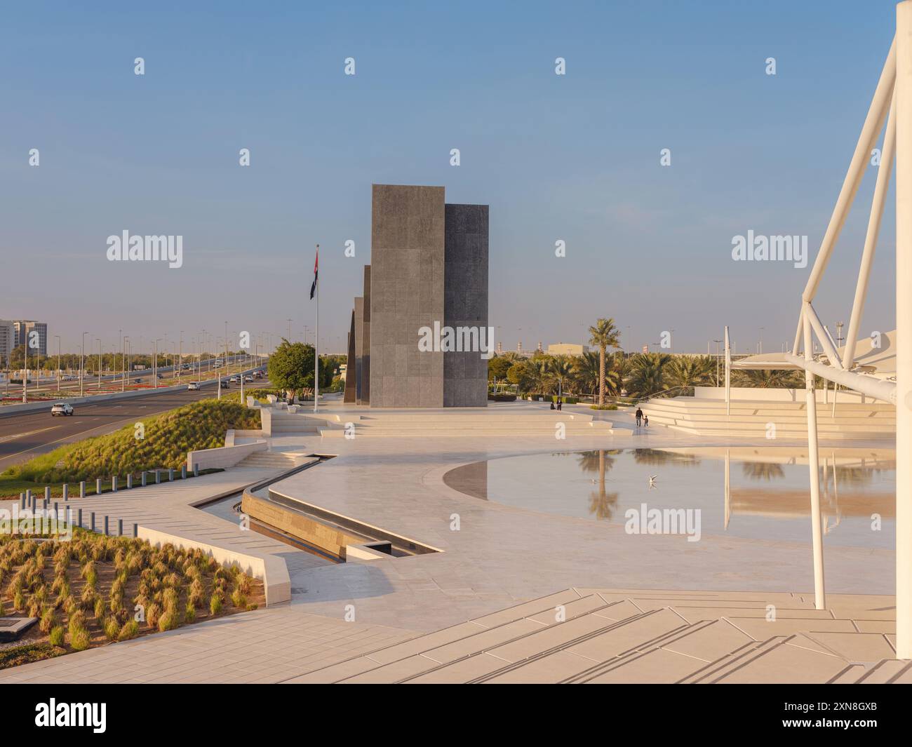 Abu Dhabi, VAE - 14. Januar 2024: Abendblick vom Wahat Al Karama oder Oase der würde. Kriegsdenkmal und Denkmal zum Gedenken an alle Emiratis, die im Dienst in Abu Dhabi getötet wurden Stockfoto