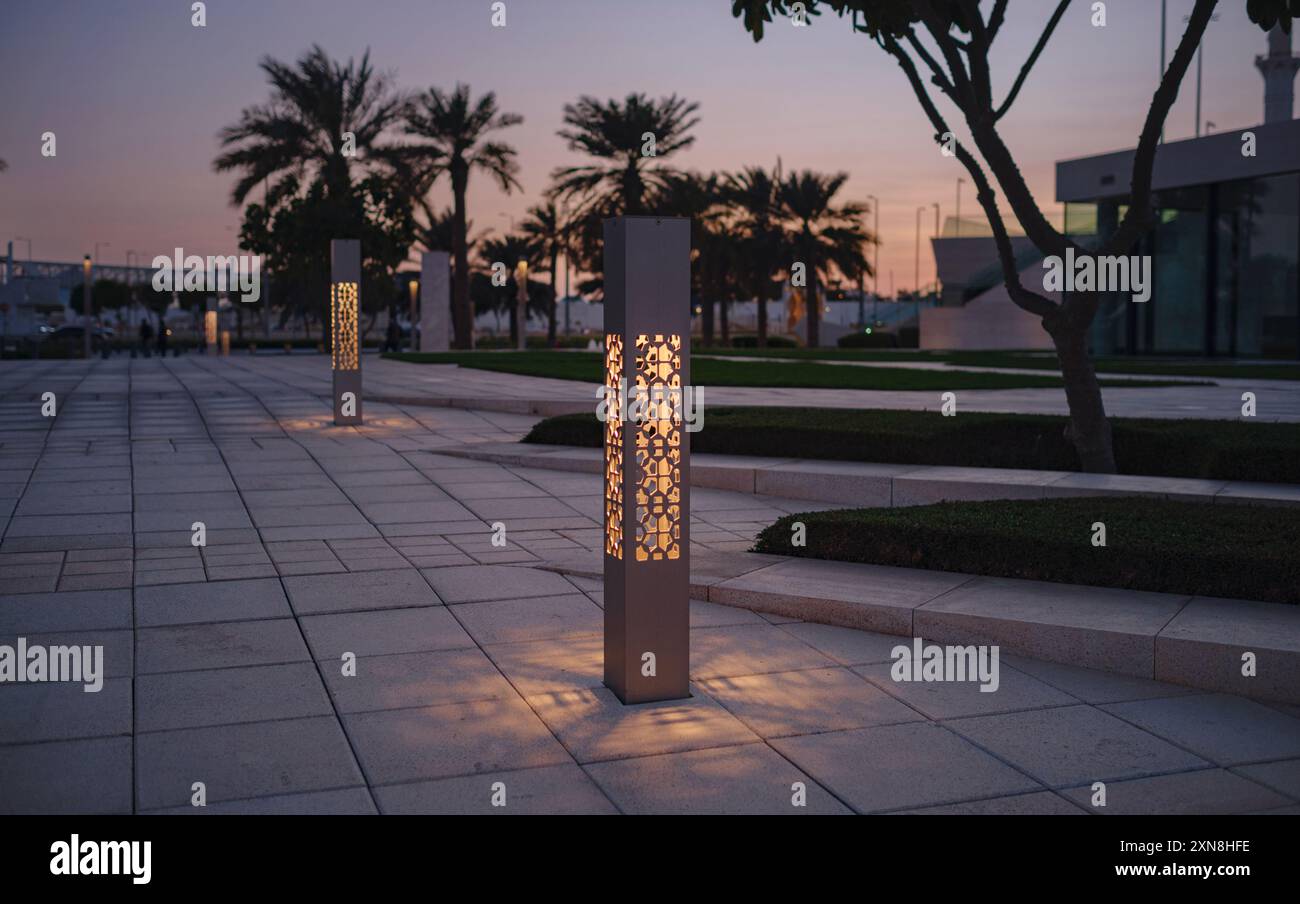 Abu Dhabi, VAE - 14. Januar 2024: Abendblick vom Wahat Al Karama oder Oase der würde. parken sie mit modernem Licht auf dem Territorium Stockfoto