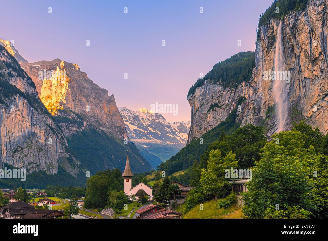 Sonnenaufgang in Lauterbrunnen, einer Gemeinde im Bezirk Interlaken-Oberhasli im Schweizer Kanton Bern. Das Dorf und das Lauterbrunnental ta Stockfoto