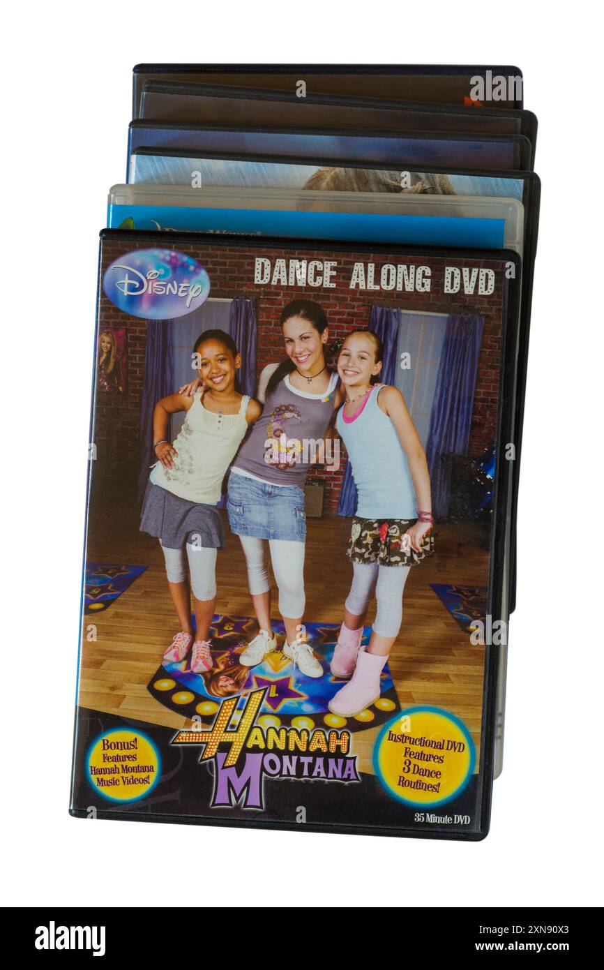 Ein Haufen DVDs mit Hannah Montana tanzen zusammen mit DVD oben auf weißem Hintergrund Stockfoto
