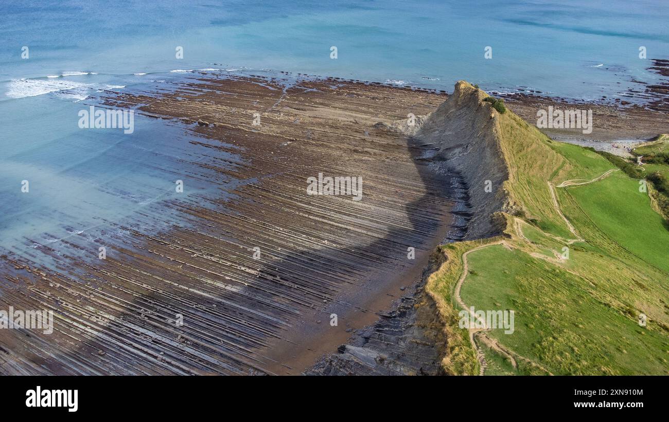 Aus der Vogelperspektive auf Flysch, den Atlantischen Ozean, Klippen und grüne Wiesen. Sakoneta Flysch, Deba, Gipuzkoa, Baskenland, Spanien. Stockfoto