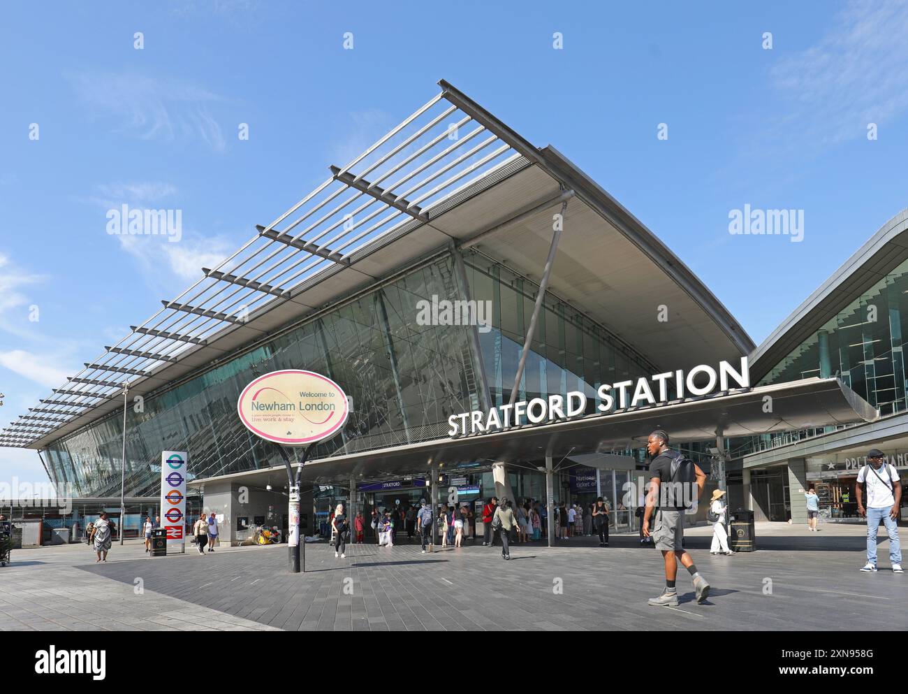 Stratford Station im Osten Londons, Großbritannien. Ein wichtiger Autobahnkreuz mit U-Bahn, Overground, Elizabeth Line, DLR und der Hauptlinie Greater Anglia. Stockfoto