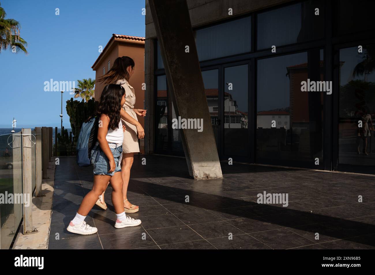 Mutter bringt die Tochter am ersten Schultag zur Schule Stockfoto