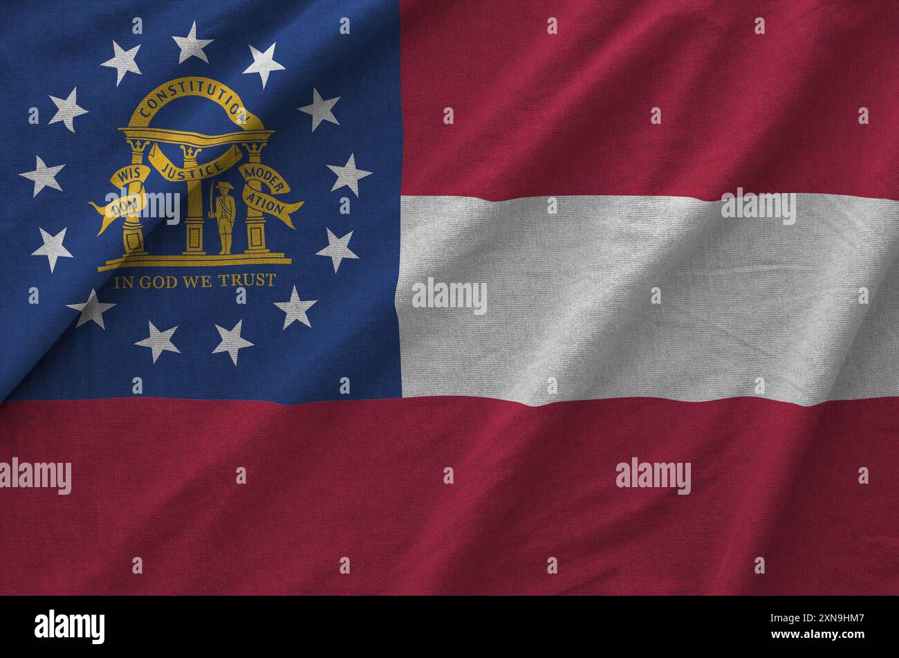 Georgia US-Staatsflagge dargestellt auf gefaltetem welligem Stoff aus altem Tuch Nahaufnahme Stockfoto