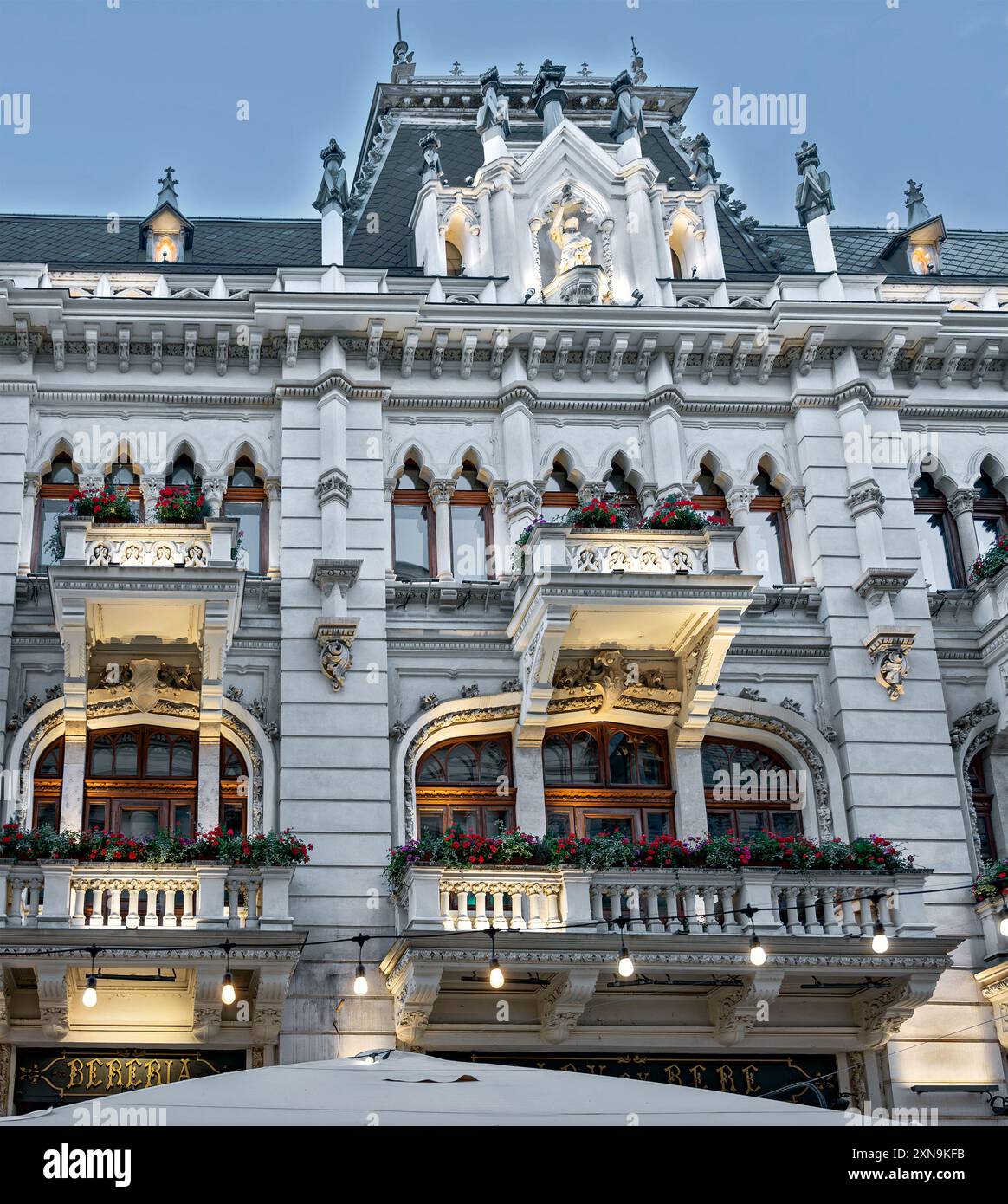 Beeindruckendes Haus mit Historismus-Fassade mit dem berühmten Restaurant Caru' cu Bere in Bukarest, Rumänien Stockfoto