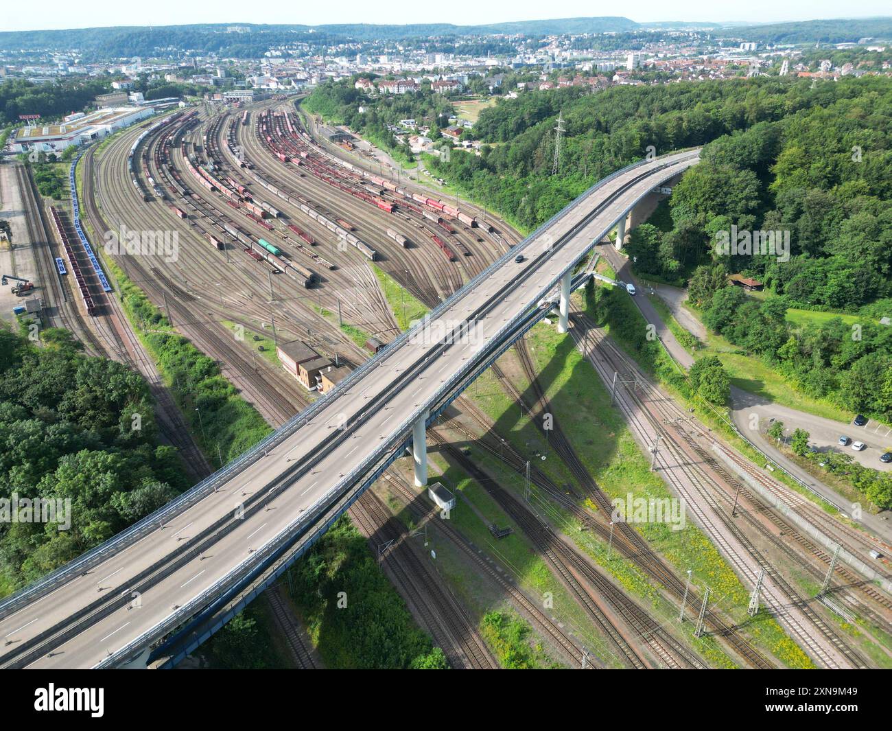 Saarbrücken. Das Verkehrschaos bleibt aus. Trotz der Vollsperrung der Johannisbrücke in Richtung Friedrichsthal kam es es nicht zu kilometerlangen Staus, was sicher auch daran liegt, dass die Sperrung in den Ferien stattfand. Dienstag 30.7.2024 war Auftakt der Sanierungsarbeiten an den Brückenlagern, das Teilstück Richtung Sulzbachtal kann auch nicht befahren werden. Der Landesbetrieb für Straßenbau LFS sperrt die Fahrtrichtung bis voraussichtlich 11. August. Während dieser Zeit erfolgt die Umleitung entsprechend der bereits bestehenden Umleitung für Fahrzeuge mit einem zulässigen Gesamtgew Stockfoto