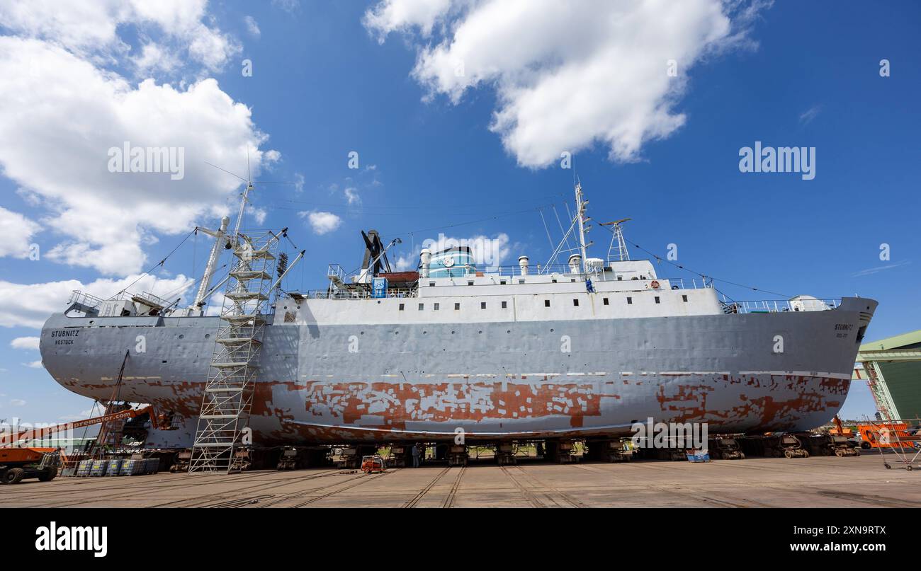 Industriedenkmal MS Stubnitz in der Werft das KTS STUBNITZ wird auf der Helling der Strela Shiprepair GmbH in Stralsund repariert. Das Kulturschiff und Industriedenkmal bekommt nach Instandsetzungen am Ruder, Propeller, Seeventilen und einem Tank den Schiffs-TUEV. Die 60 Jahre alte STUBNITZ ist ein ehemaliges Kuehl- und Transportschiff KTS der DDR-Hochseefischerei. Stralsund Mecklenburg-Vorpommern Deutschland *** Industriedenkmal MS Stubnitz in der Werft die KTS STUBNITZ wird nach Reparaturen an Ruder, Propeller, SEA va auf der Hangbahn der Strela Shiprepair GmbH in Stralsund repariert Stockfoto