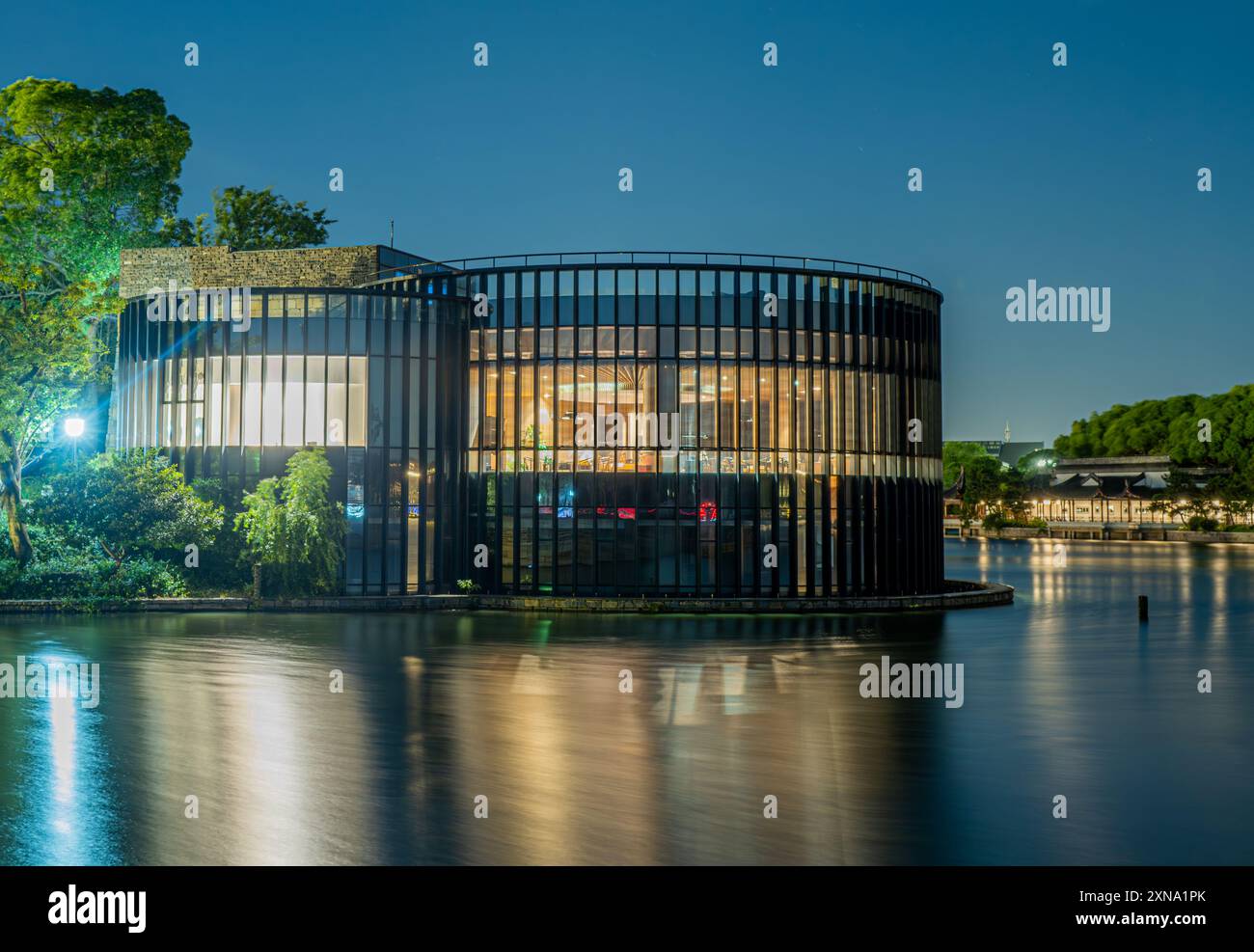 Ein zeitgenössisches architektonisches Wunder inmitten einer ruhigen natürlichen Umgebung. Stockfoto