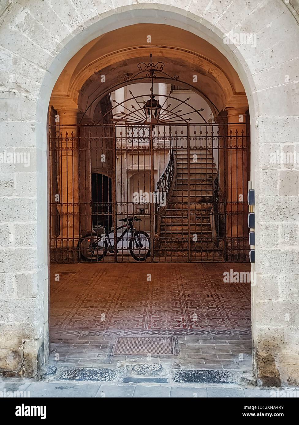 Eingangshalle eines alten Herrenhauses in Ortygia, Altstadt von Syrakus Stockfoto