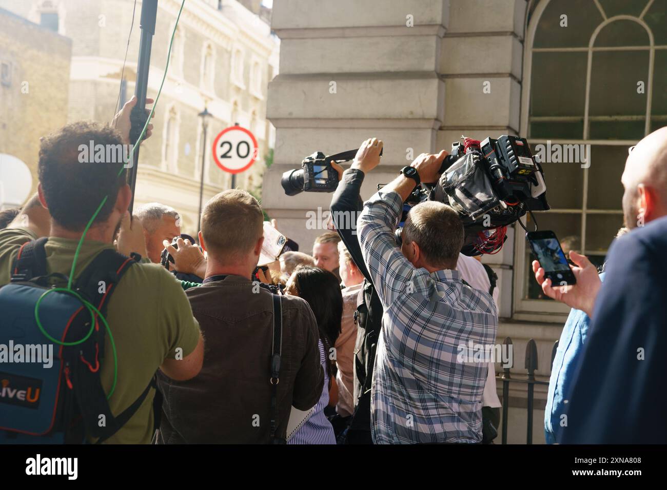 Westminster, London, 31. Juli 2024. Huw Edwards, Ex-Nachrichtensprecher der BBC, kommt vor das Gericht der Westminster Magistrates wegen Verurteilung nach einer Verhaftung wegen unanständiger Bilder von Kindern, umgeben von Sicherheitskräften und einem Medienscrum Bridget Catterall AlamyLiveNews Stockfoto