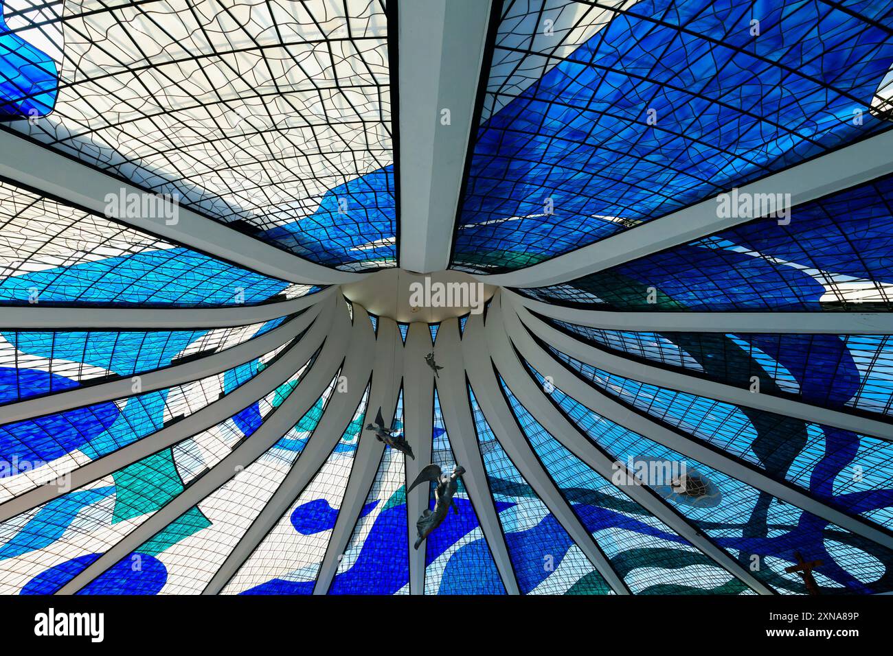 Engel hängen von der Buntglasdecke, die römische Kathedrale von Brasilia oder die Metropolitan Cathedral of Our Lieben Frau von Aparecida, entworfen von Oscar Nieme Stockfoto