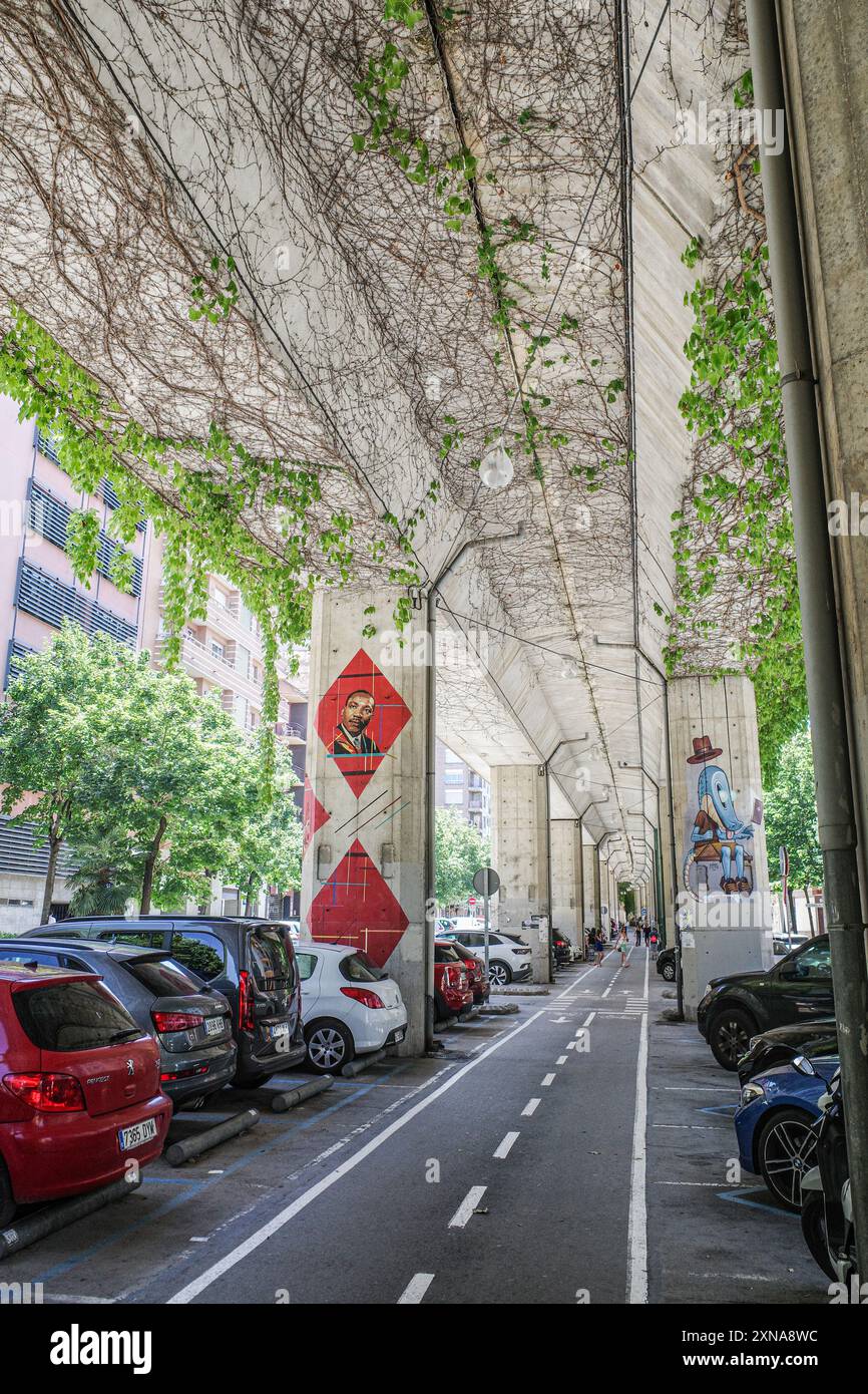 Girona, Spanien - 23. Juli 2024: Städtische Kunstmalereien in den Eisenbahnbrückentunneln, Girona, Katalonien Stockfoto