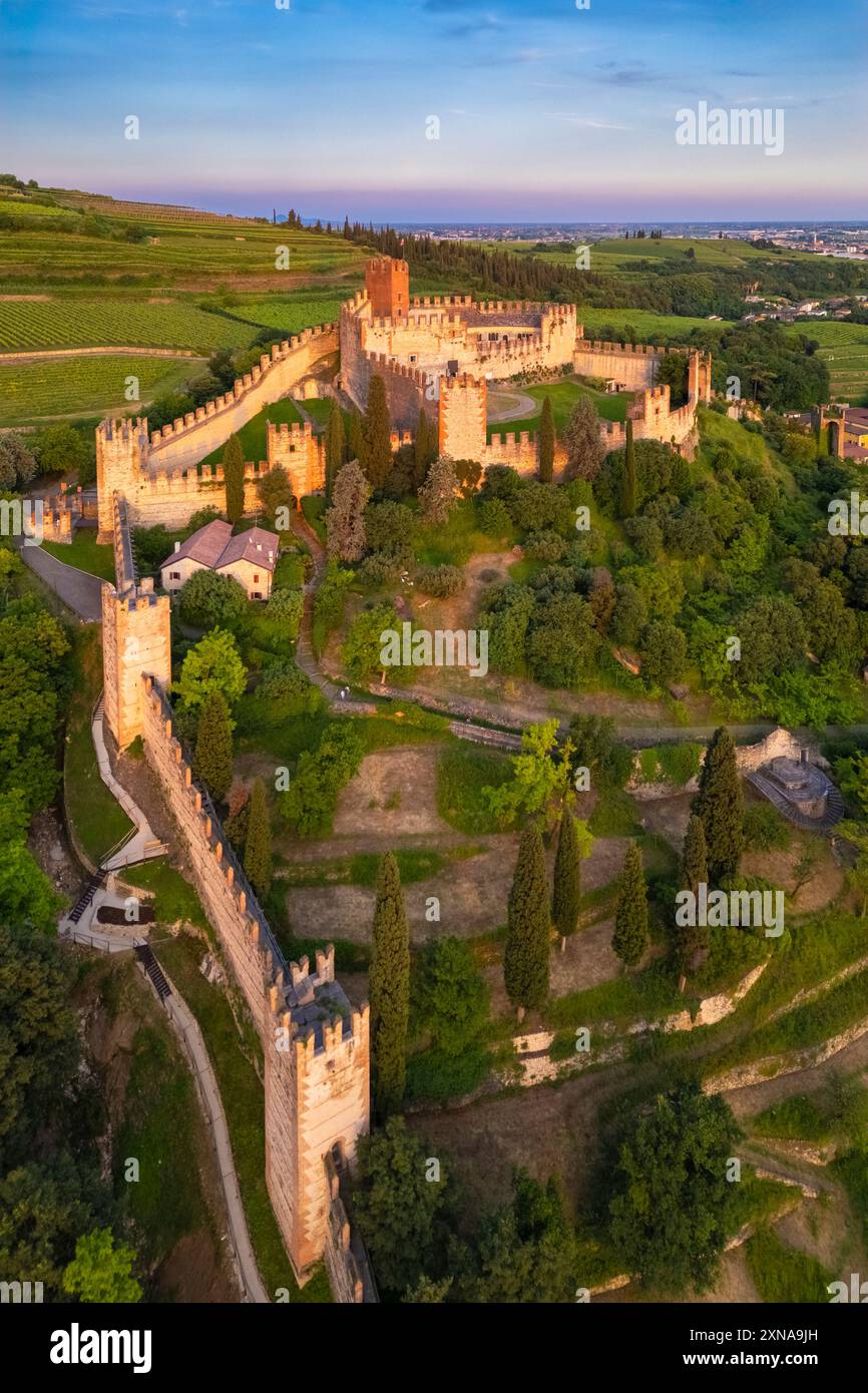 Blick aus der Vogelperspektive auf das Schloss Scaligero von Soave bei Sonnenuntergang im Sommer. Verona District, Veneto, Italien, Europa. Stockfoto