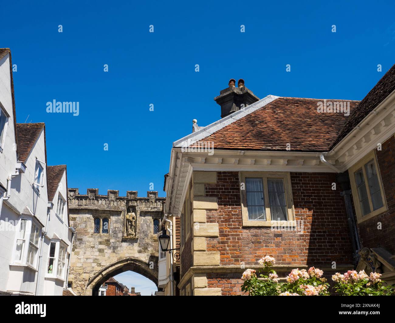 Statue von Edward VII., High Street Gate, Salisbury Cathedral Close, Sailsbury, Wiltshire, England, Großbritannien, GB. Stockfoto