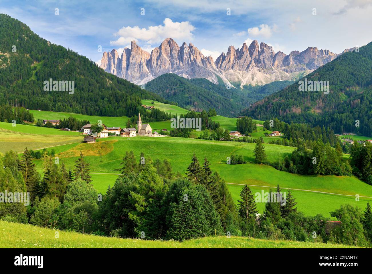 Villnoss. Südtirol. Val di Funes. Italien. Panorama der Dolomiten. Gruppe „Geile“ Stockfoto