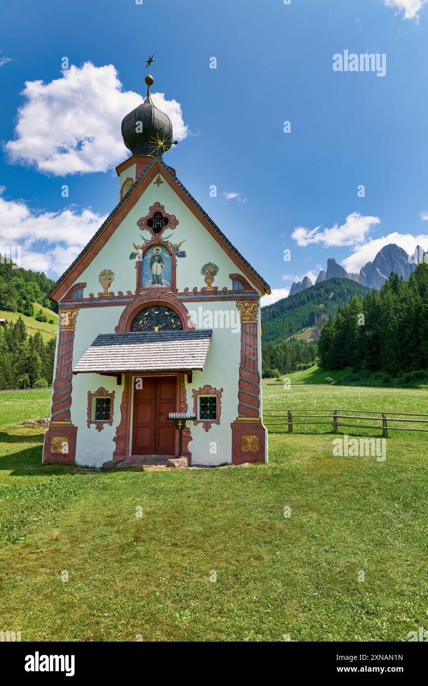 Villnoss. Südtirol. Val di Funes. Italien. St. John Ranui kleine Kirche Stockfoto