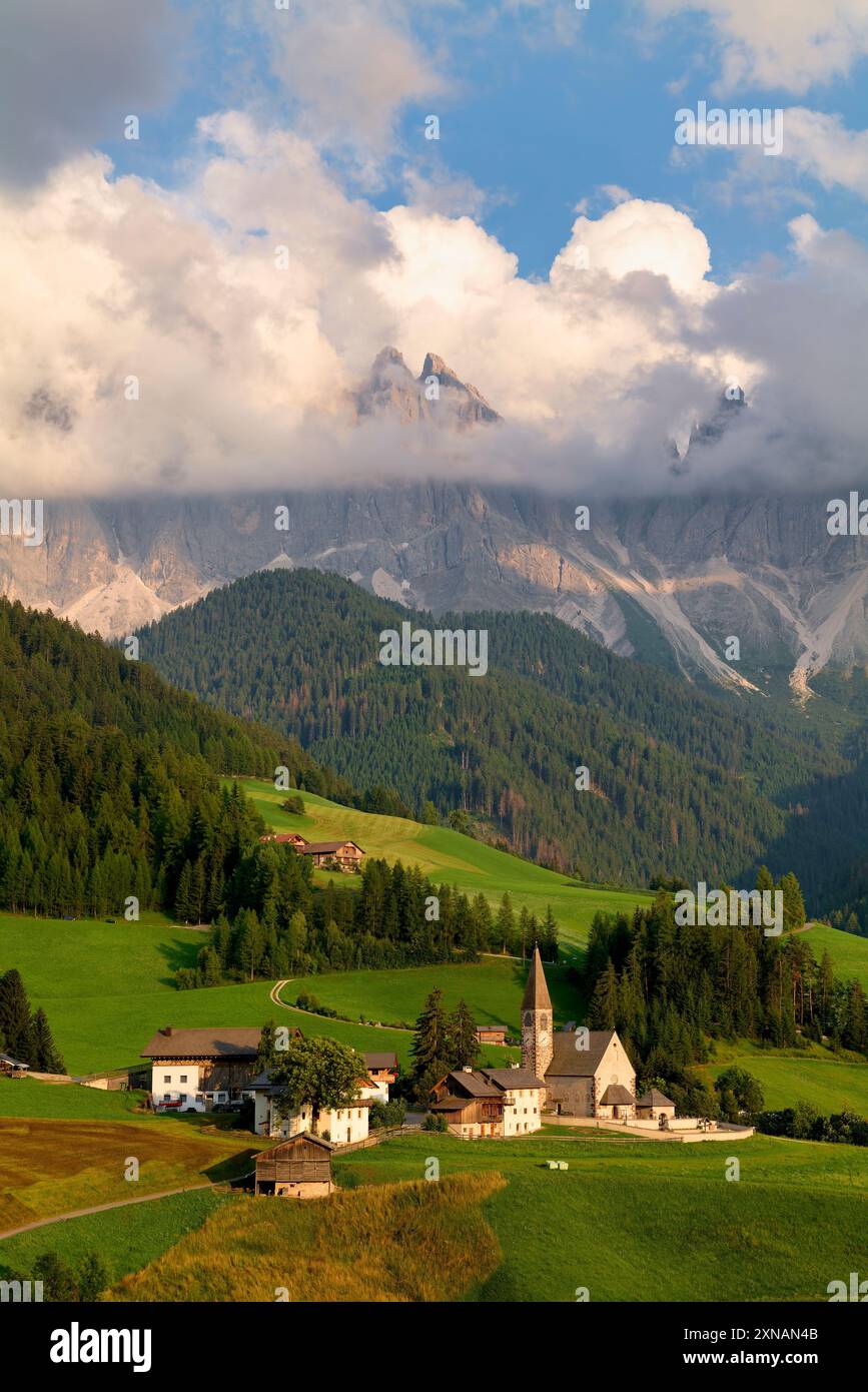 Villnoss. Südtirol. Val di Funes. Italien. Panorama der Dolomiten. Gruppe „Geile“ Stockfoto