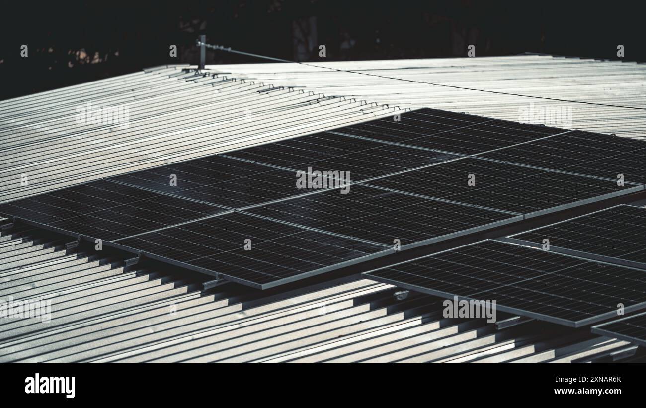 Eine Nahaufnahme der auf einem Metalldach installierten Solarpaneele, die die sauberen Linien und die moderne Technologie von Lösungen für erneuerbare Energien erfassen. Das Bild EM Stockfoto