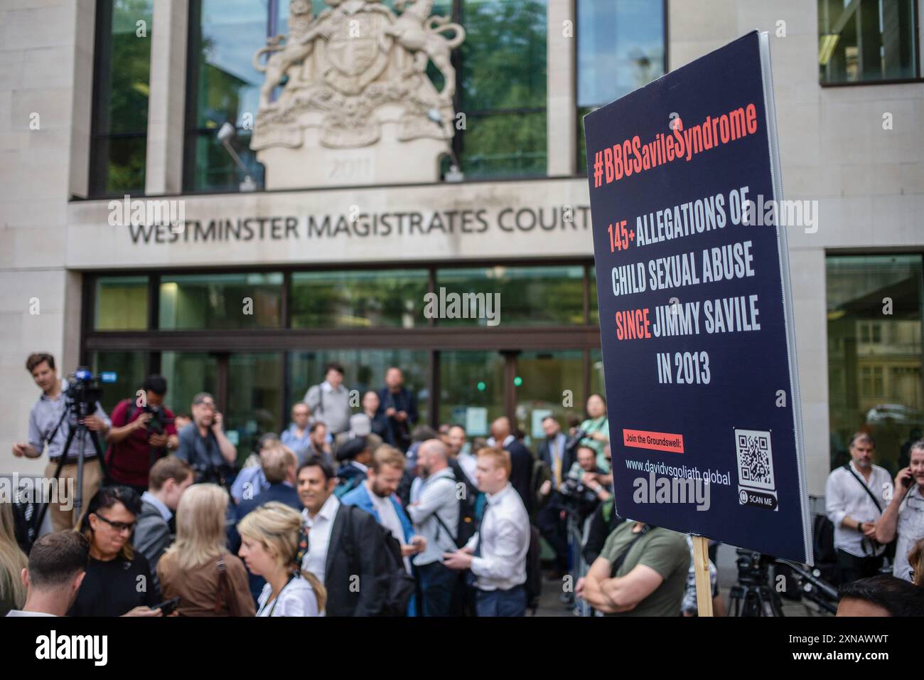 London, Großbritannien. 31. Juli 2024. Eine kleine Gruppe von Demonstranten versammelt sich, als der ehemalige BBC News-Moderator Huw Edwards am Westminster Magistrates' Court eintrifft, nachdem er dreimal angeklagt wurde, unanständige Bilder von Kindern gemacht zu haben. Mr. Edwards wird beschuldigt, 19 Fotos der Kategorie C, 12 Fotos der Kategorie B und sechs Fotos der Kategorie A, die schwerwiegendste Klassifizierung unanständiger Bilder, am Telefon zu haben. Laut der Metropolitan Police wurden die Bilder angeblich zwischen 2020 und 2022 in einem WhatsApp-Chat geteilt. Quelle: SOPA Images Limited/Alamy Live News Stockfoto