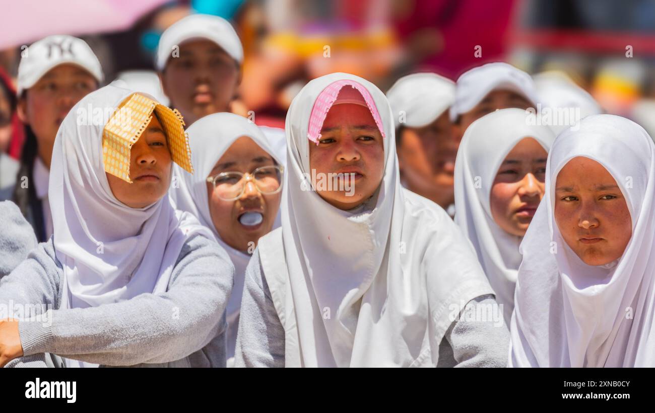Junge Ladakhi-Mädchen sitzen zusammen in weißer Kleidung und weißem Kopftuch in Leh, Indien am 24. Mai 2024. Stockfoto