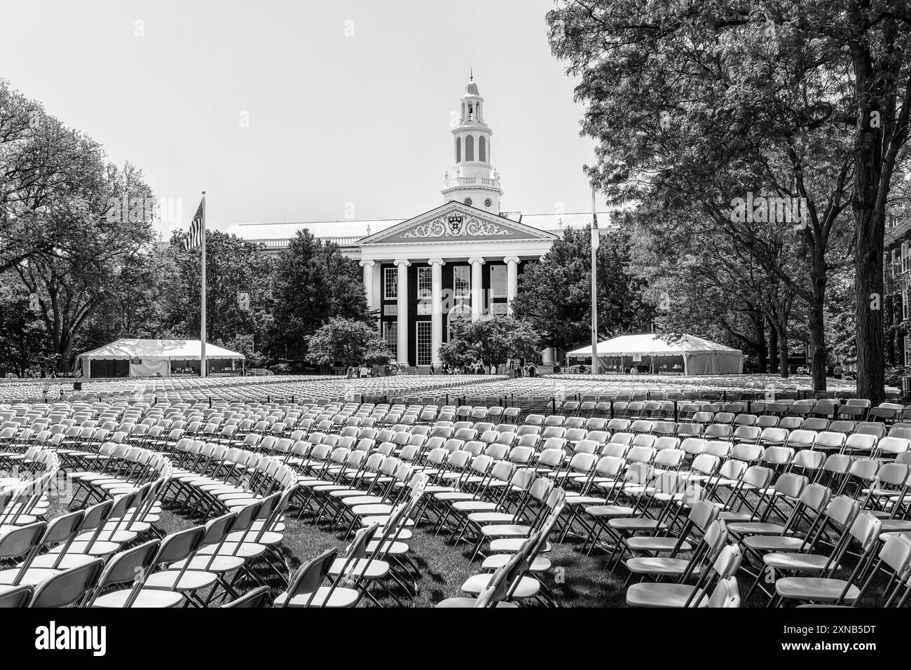 Boston, Massachusetts, USA - 22. Mai 2024: Blick über die Freiluftschule der Harvard Businsess School. Viele leere weiße Klappstühle. Stockfoto