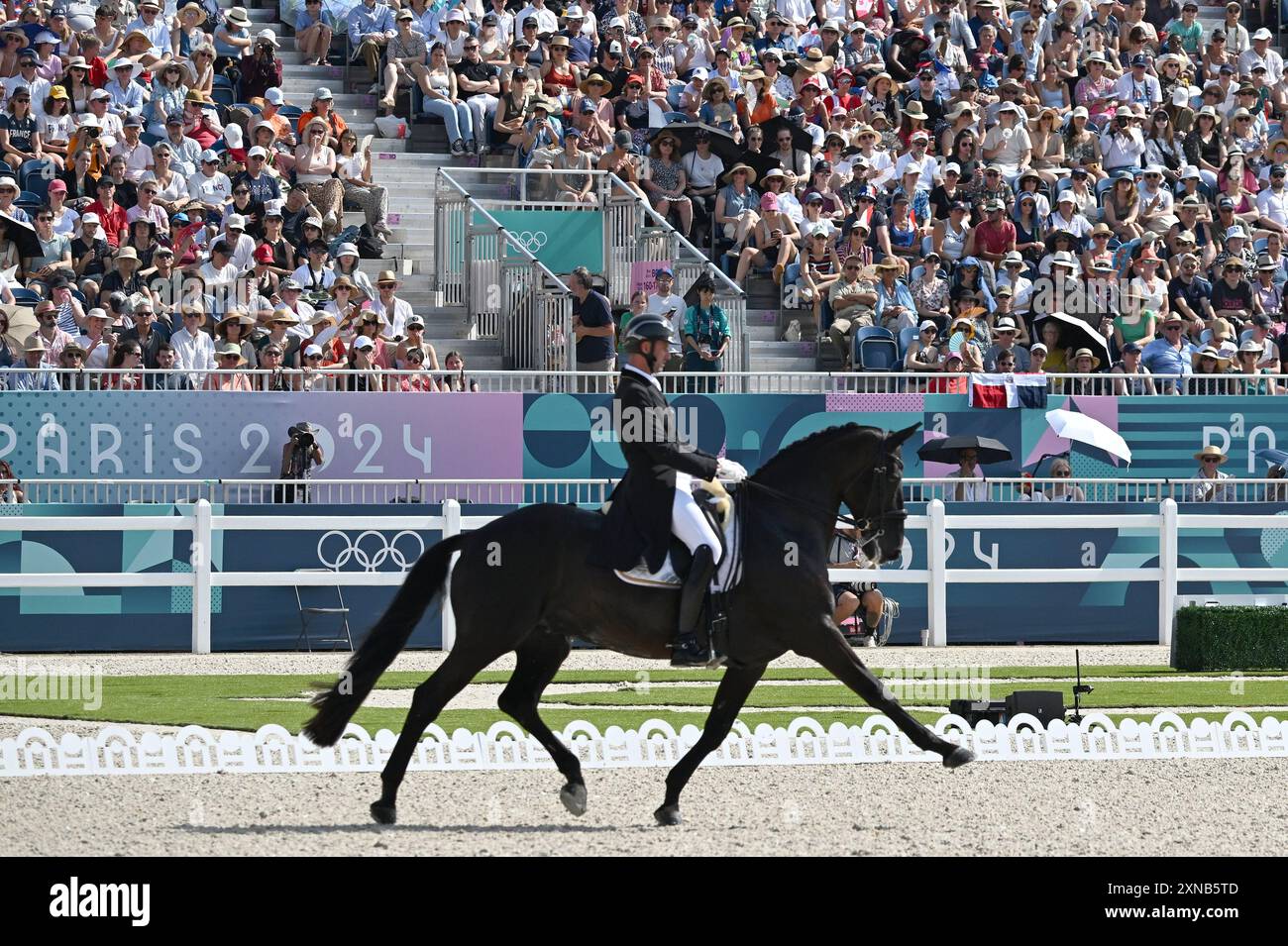 Paris, Fra. 31. Juli 2024. Die belgische Domien Michiels reitet im Intermezzo VH Meerdaalhof während des Dressurwettbewerbs bei den Olympischen Sommerspielen 2024 in Paris am 31. Juli 2024 in Versailles, Frankreich. (Foto: Anthony Behar/SIPA USA) Credit: SIPA USA/Alamy Live News Stockfoto