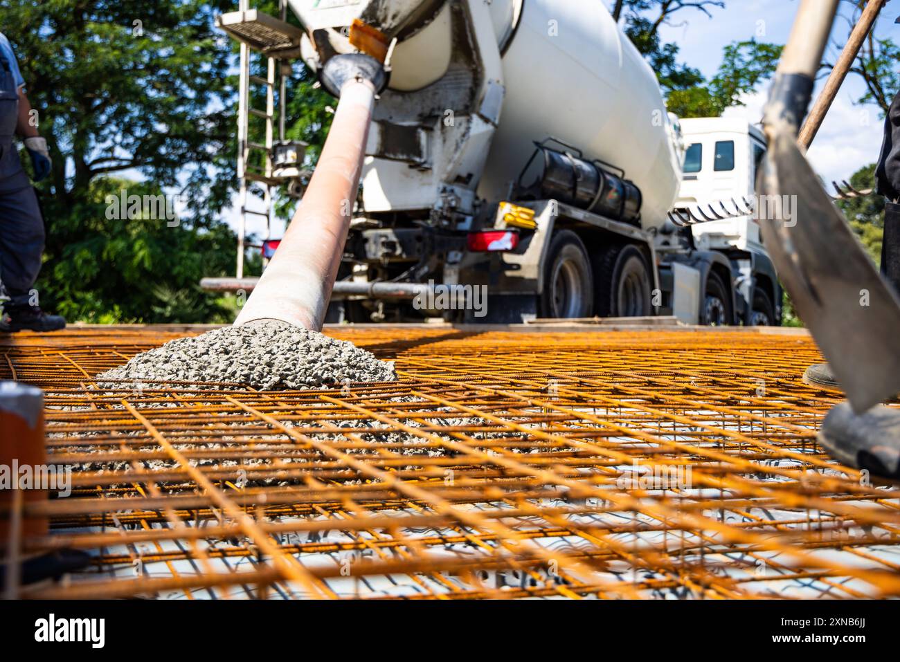 Betonmischer, der Beton auf das Rebar Framework gießt Stockfoto