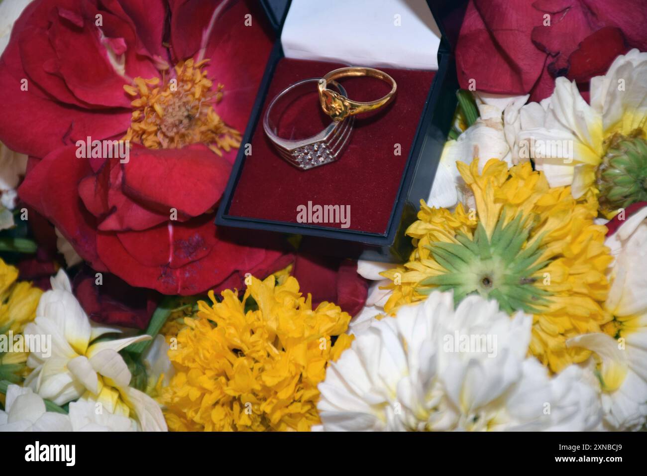 Ringzeremonie, schöner Verlobungsring auf Blumenhintergrund Unschärfe selektiven Fokus auf Thema Stockfoto