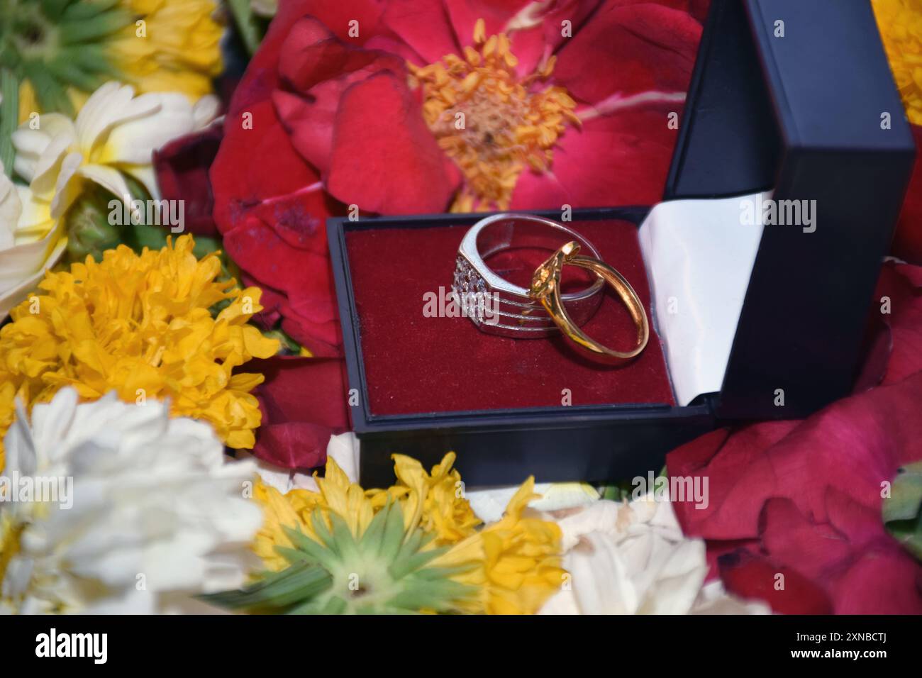 Ringzeremonie, schöner Verlobungsring auf Blumenhintergrund Unschärfe selektiven Fokus auf Thema Stockfoto