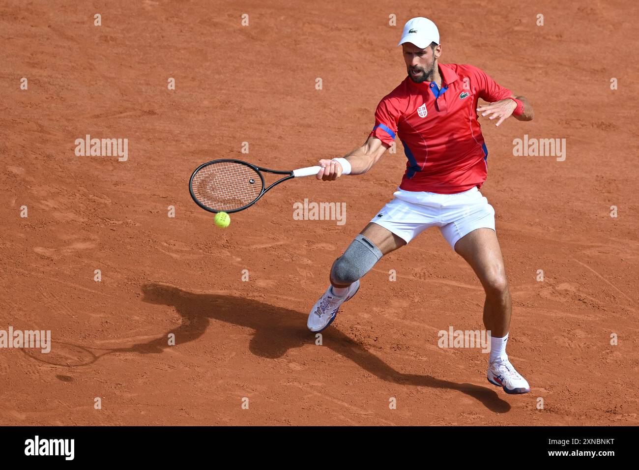 Paris, Frankreich. 31. Juli 2024. Olympia, Paris 2024, Tennis, Singles, Herren, Achtelfinale, Djokovic (Serbien) - Koepfer (Deutschland), Novak Djokovic spielt eine Vorhand. Quelle: Sven Hoppe/dpa/Alamy Live News Stockfoto