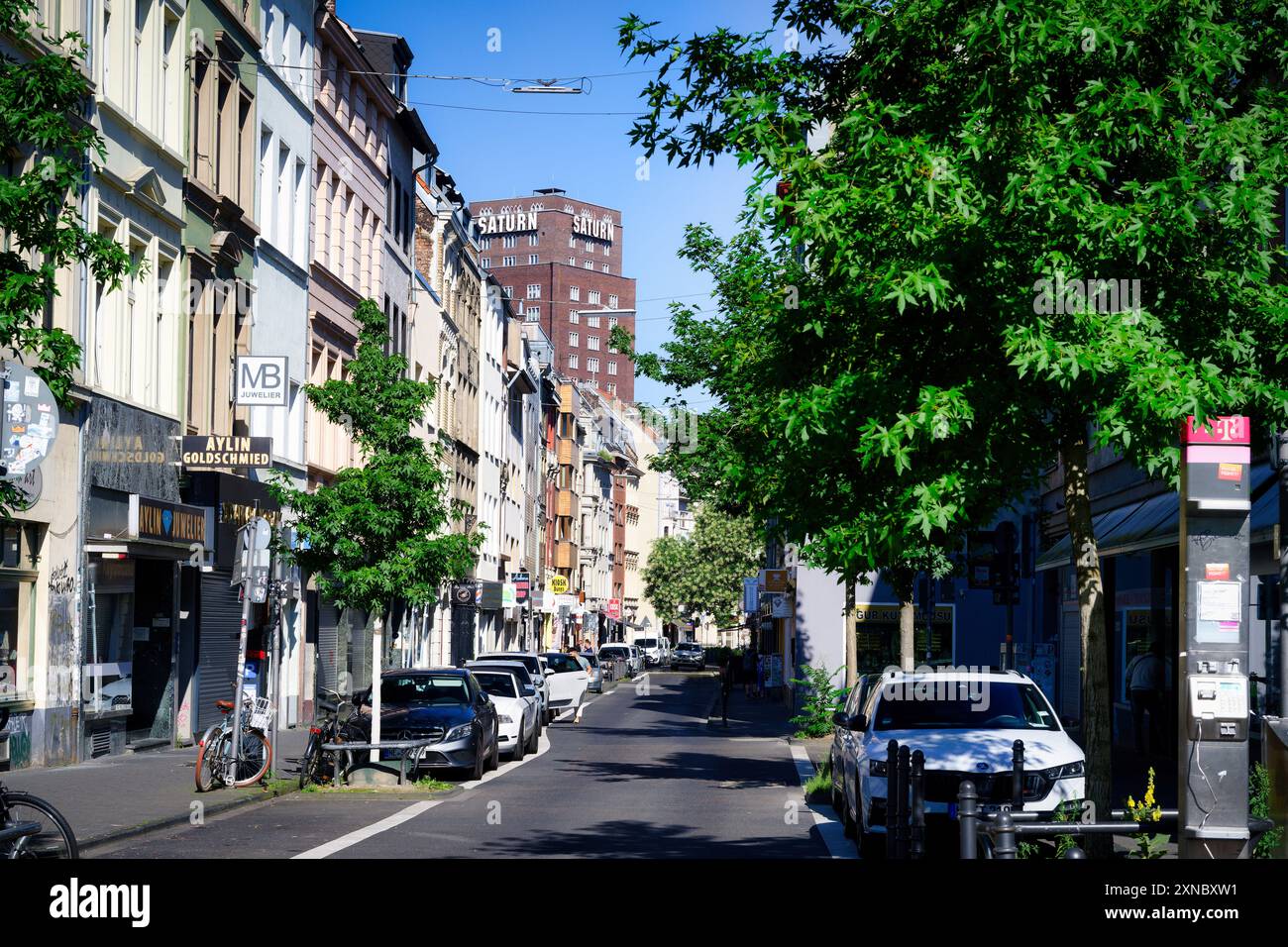 Köln, Deutschland 29. Juli 2024: Blick auf die Weidengasse mit ihrem orientalischen Flair in der kölner Altstadt an einem sonnigen Tag Stockfoto Köln, Deutschland 29. Juli 2024: Blick auf die Weidengasse mit ihrem orientalischen Flair in der kölner Altstadt an einem sonnigen Tag Stockfoto