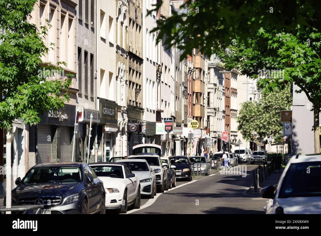 Köln, Deutschland 29. Juli 2024: Blick auf die Weidengasse mit ihrem orientalischen Flair in der kölner Altstadt an einem sonnigen Tag Stockfoto Köln, Deutschland 29. Juli 2024: Blick auf die Weidengasse mit ihrem orientalischen Flair in der kölner Altstadt an einem sonnigen Tag Stockfoto