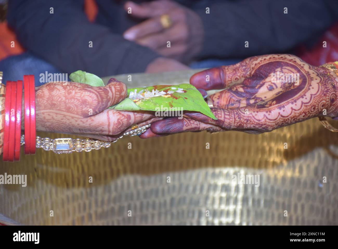 Hochzeitspaar schöne Hände, hinduistische Bräutigam und Braut Hände während der Hochzeitszeremonie, Wasserfinsternis Zeremonie Stockfoto